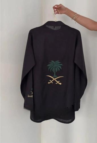 قميص كتان بتطريز شعار سيفين ونخلة