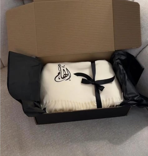 شال نسائي بتطريز الاسم