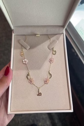 سلسال الأحرف مع الورد تصميم انيق