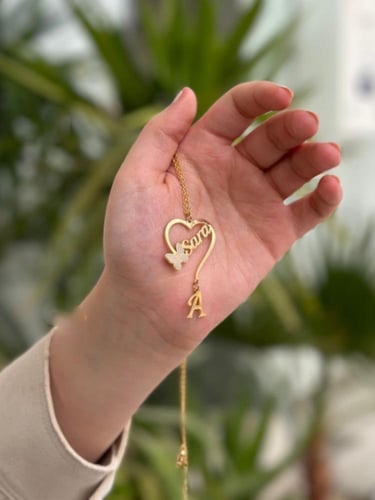 سلسال بتصميم الاسم مع فراشه