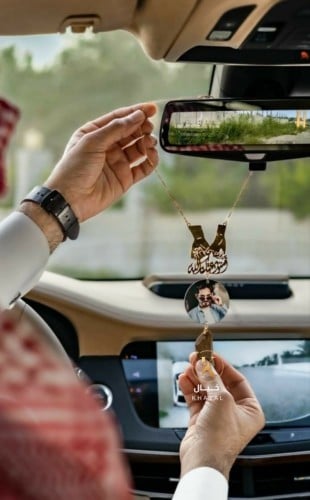 تعليقة سيارة بصوره مع الأيادي وكسرة العود