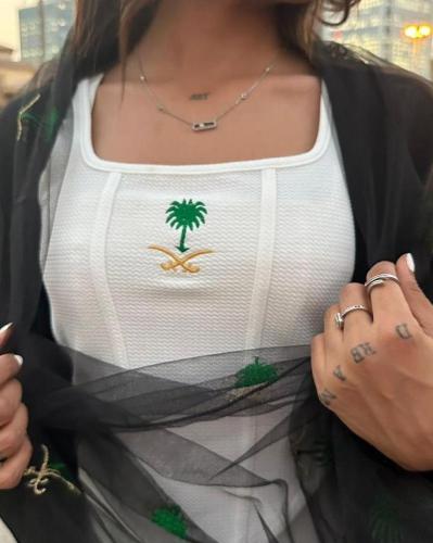 توب بتطريز سيفين ونخلة