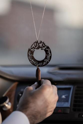 تعليقة سيارة بكسرة العود