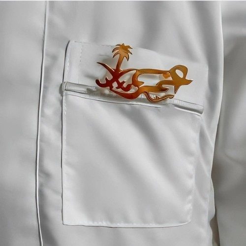 بروش بالاسم بجانب شعار السيفين والنخلة