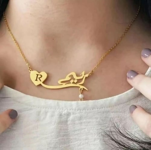 سلسال بالاسم مع حرف مطلي بالذهب