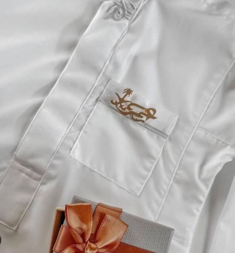 بروش بالاسم بجانب شعار السيفين والنخلة