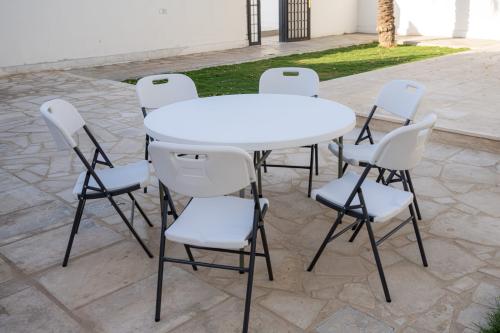 طقم سفرة قابلة للطي 122 سم مع ستة كراسي لون أبيض