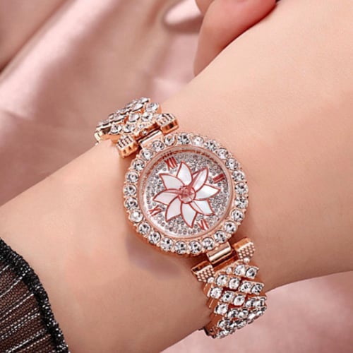 ساعة دائرية منقوش بها ورده مرصعة بالكرستال