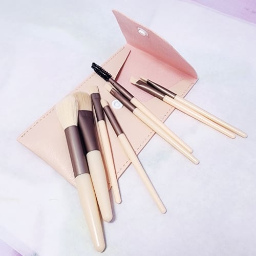 مجموعة فرش مكياج صغيرة – 8 قطع مع حافظة جلد