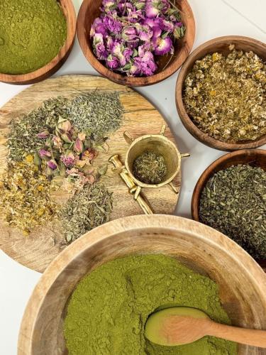 مشاط اخضر بالأعشاب الهندية و نواة التمر