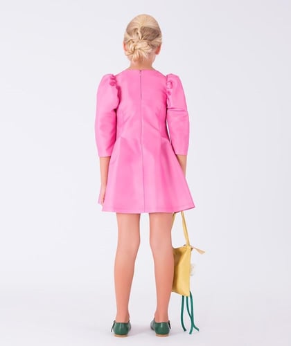 فستان وردي مع ورد بارز