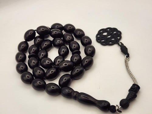 سبحه باللون الأسود مع طربزونه سوداء. 33 خرزه قص زي...