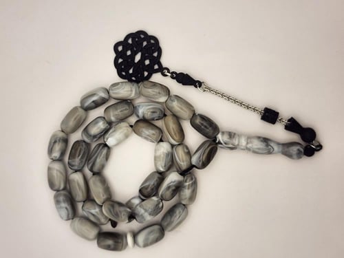 سبحه رماديه بطربزونه 33 خرزه قص برميلي 13.5 طول 8....