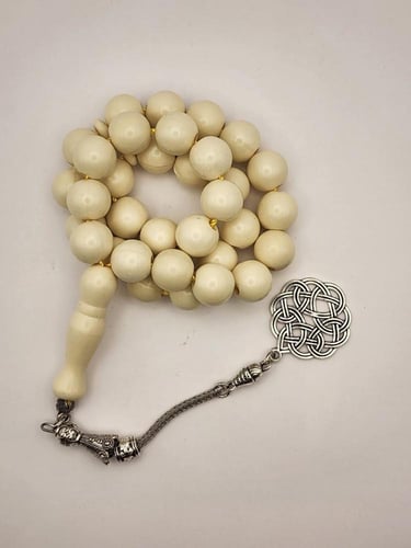 سبحه شبيه العاج مع طربزونه 33 خرزه قص دائري 11.5 م...