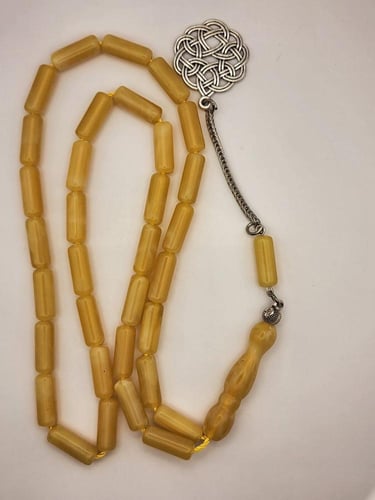 سبحه شبيه الكهرمان قص برميلي 33 خرزه 16 طول 6 عرض