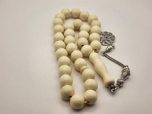 سبحه شبيه العاج مع طربزونه 33 خرزه قص دائري 11.5 م...