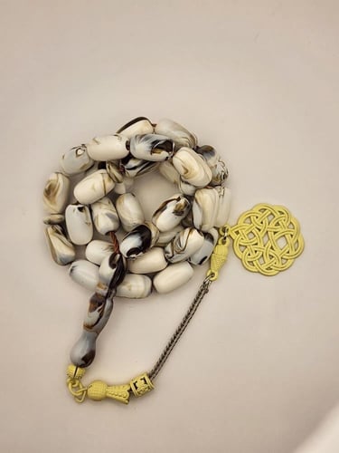 سبحه بيضاء معرقه مع طربزونه بيضاء 33 خرزه قص برميل...