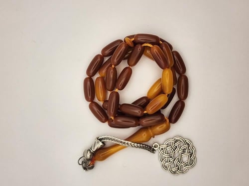 سبحه باللون الكبدي مع طربزونه 33 خزره قص صنوبري 15...