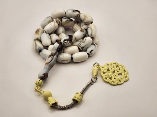 سبحه بيضاء معرقه مع طربزونه بيضاء 33 خرزه قص برميل...