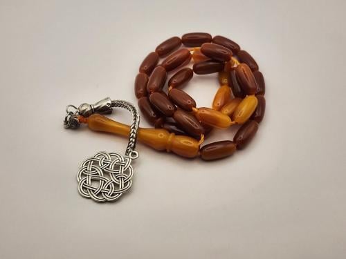 سبحه باللون الكبدي مع طربزونه 33 خزره قص صنوبري 15...