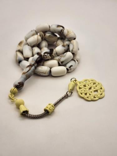 سبحه بيضاء معرقه مع طربزونه بيضاء 33 خرزه قص برميل...