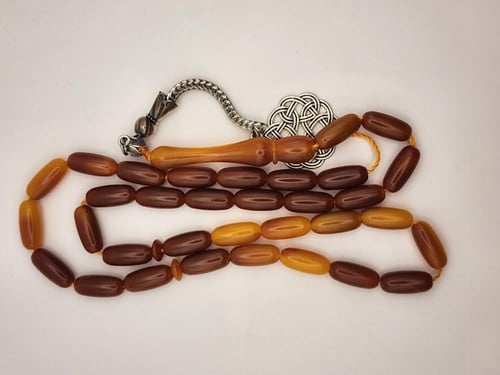 سبحه باللون الكبدي مع طربزونه 33 خزره قص صنوبري 15...