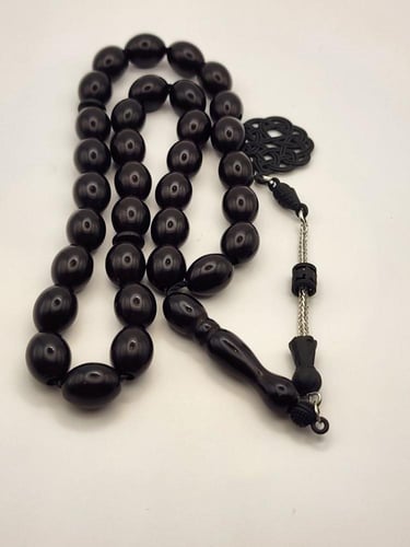 سبحه باللون الأسود مع طربزونه سوداء. 33 خرزه قص زي...