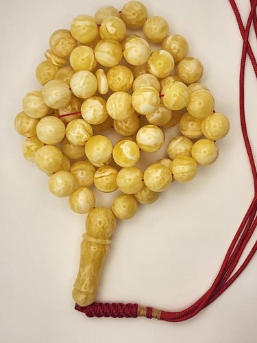 سبحه كهرمان كلنقرادي مشخط بياض كامل 42 جرام