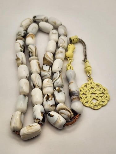 سبحه بيضاء معرقه مع طربزونه بيضاء 33 خرزه قص برميل...