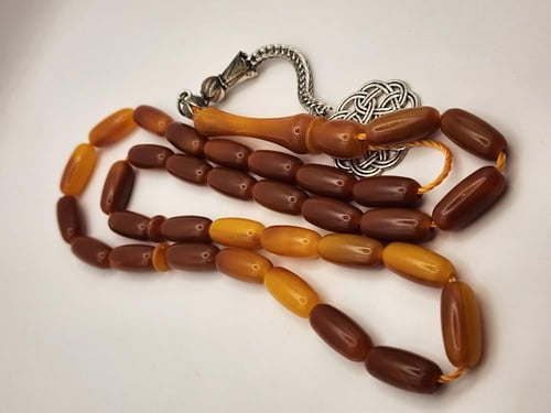 سبحه باللون الكبدي مع طربزونه 33 خزره قص صنوبري 15...