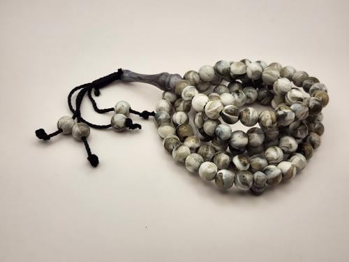 سبحه 99 خرزه 7.5 ملي باللون الابيض بعروق رماديه