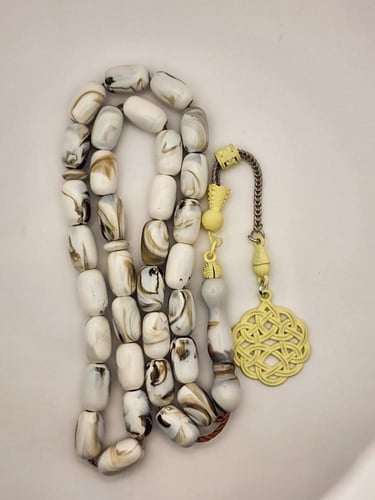 سبحه بيضاء معرقه مع طربزونه بيضاء 33 خرزه قص برميل...