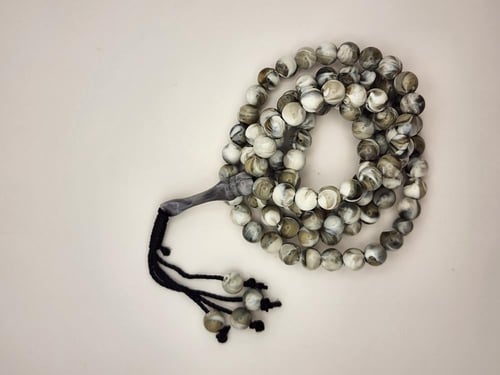 سبحه 99 خرزه 7.5 ملي باللون الابيض بعروق رماديه