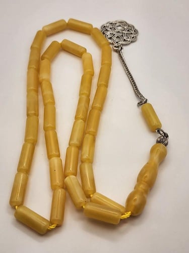 سبحه شبيه الكهرمان قص برميلي 33 خرزه 16 طول 6 عرض