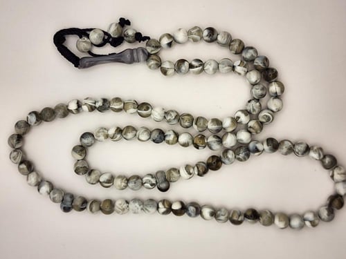 سبحه 99 خرزه 7.5 ملي باللون الابيض بعروق رماديه