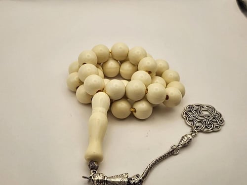 سبحه شبيه العاج مع طربزونه 33 خرزه قص دائري 11.5 م...
