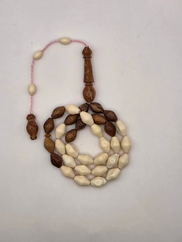 سبحة من عظم الجمل مطعمه بالكوك الطبيعي ٣٣ خرزه قص...