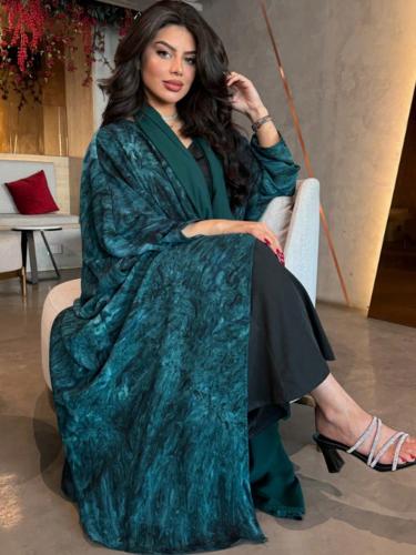 عباية بطبعة زهرية مع وشاح للرأس