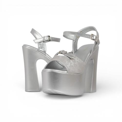 صندل كعب فلين من مادلين فضي