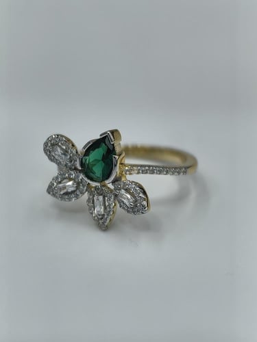 خاتم "زهرة الزمرد" - فضة مطلية بالذهب ومرصّع بالزر...