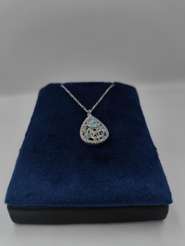 قلادة "الفسيفساء الفيروزية" - فضة 925 مرصّعة بالزر...