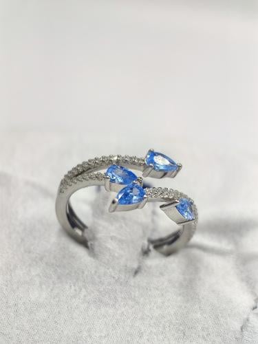 خاتم "الغصن اللازوردي" - فضة 925 مرصّع بالتوباز ال...