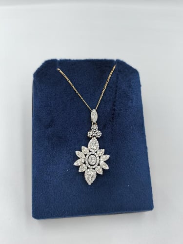 قلادة "الثريا الملكية" - فضة 925 مطلية بالذهب ومرص...