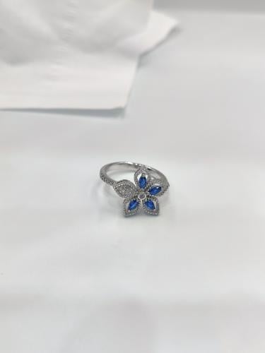 خاتم "زهرة الياقوت" - فضة 925 مرصّع بالزركون الأزر...