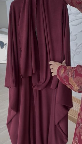 بشت الدفء الملكي العنابي