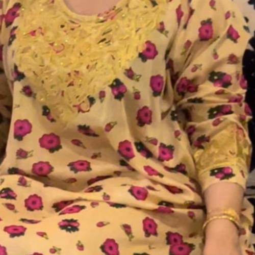 جلابية تطريز الصدر والأكمام. فستان