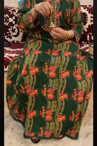 جلابية بنقشة جميلة عالصدر والأكمام. فستان