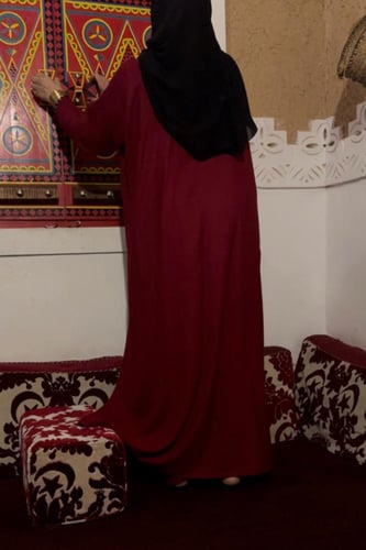 جلابية فستان وسروال طويل اللون الأحمرالعنابي ومحدد...