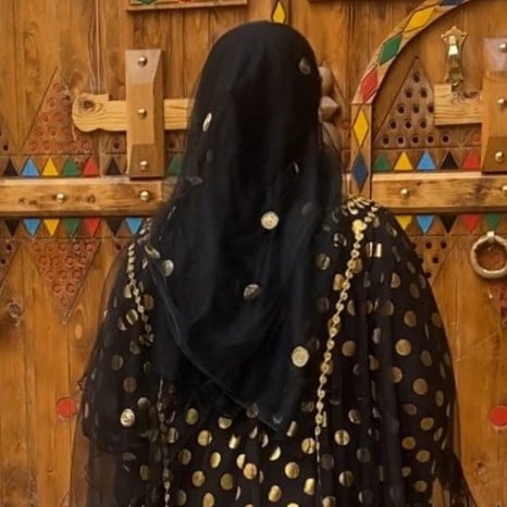 طرحة التل أسود دوائر ذهبي