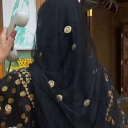 طرحة التل أسود دوائر ذهبي